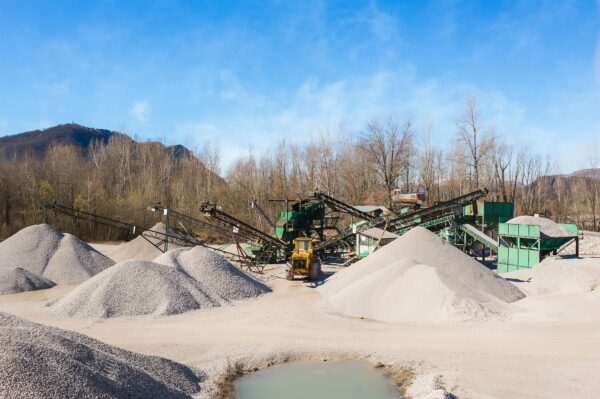 Gravel aggregate extraction. Machinery distribution and classification by size gravel.